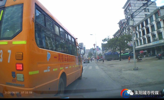 耒陽市校車司機惡意別車，故意急剎車