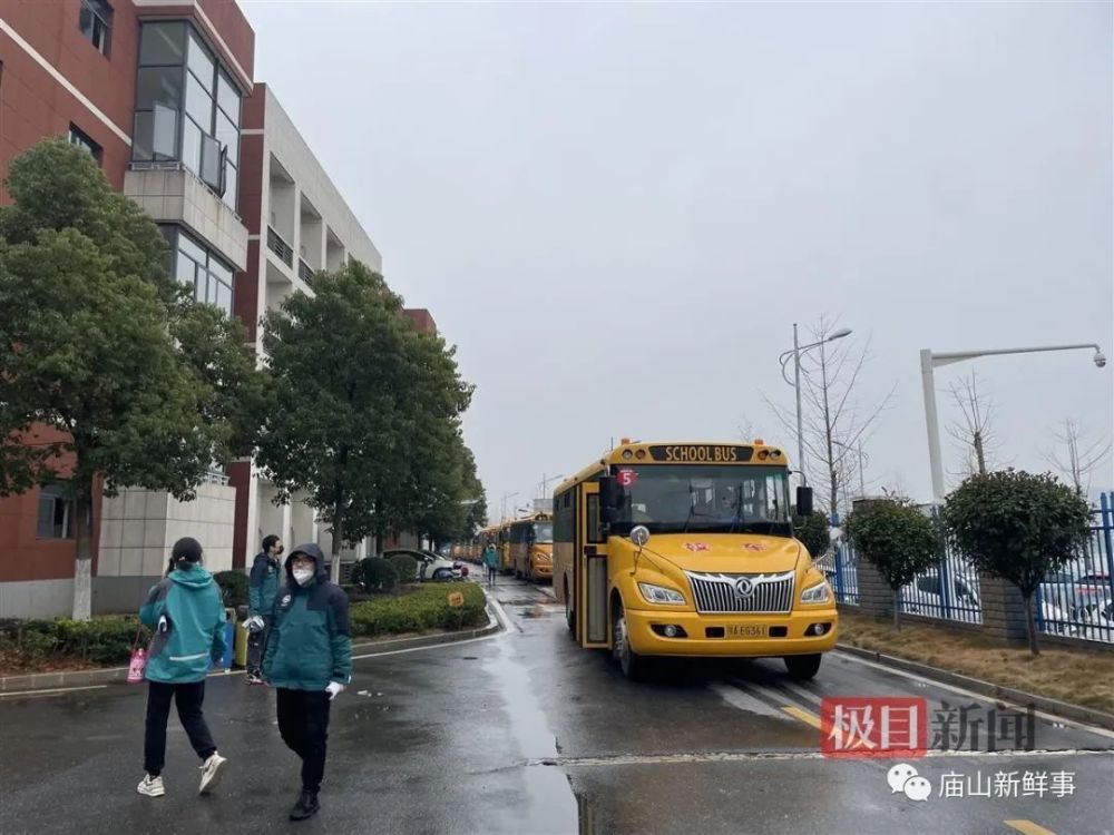 大鼻子校車開進廟山，一所小學(xué)就有1400人報名