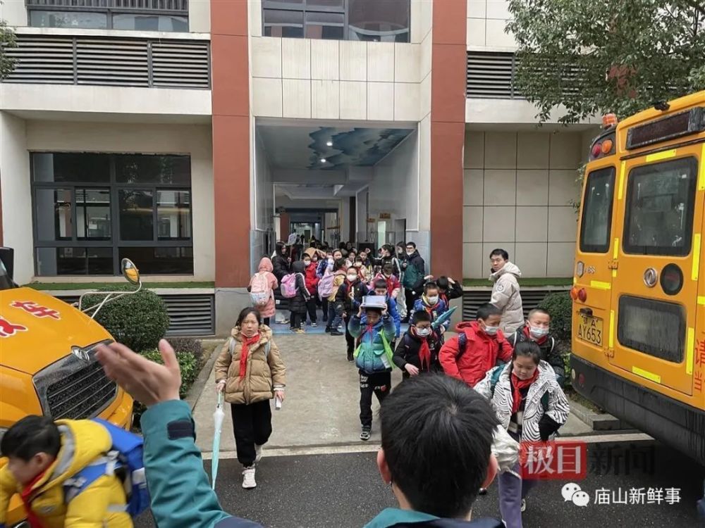 大鼻子校車開進廟山，一所小學(xué)就有1400人報名