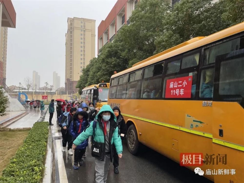 大鼻子校車開進廟山，一所小學(xué)就有1400人報名