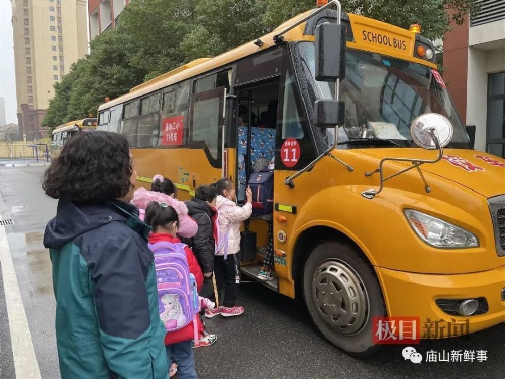大鼻子校車開進廟山，一所小學(xué)就有1400人報名