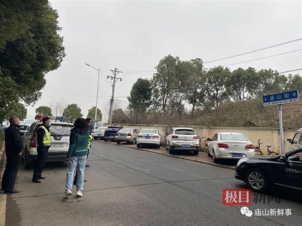 大鼻子校車開進廟山，一所小學(xué)就有1400人報名