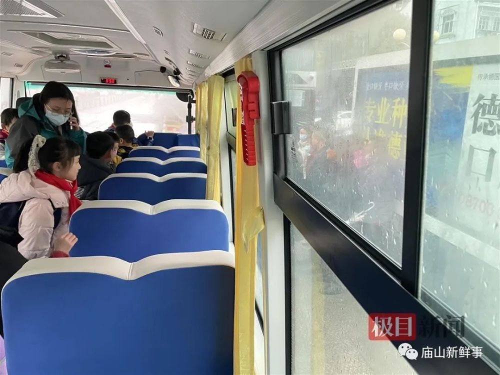 大鼻子校車開進廟山，一所小學(xué)就有1400人報名