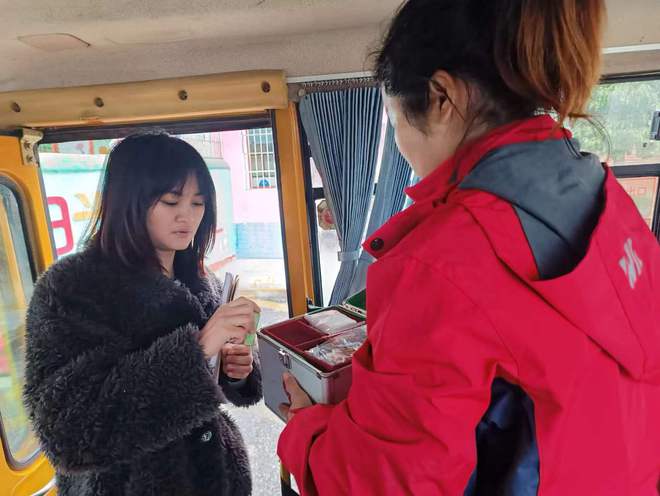 筑牢校車安全防線，確保校車安全運行 ——新邵坪上鎮聯合執法校車安全檢查