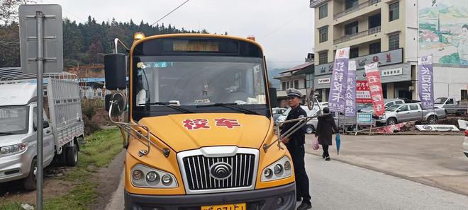 筑牢校車安全防線，確保校車安全運行 ——新邵坪上鎮聯合執法校車安全檢查