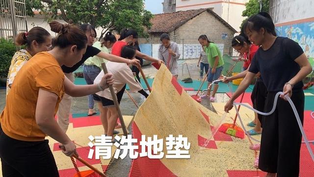 開(kāi)學(xué)前，幼師們給幼兒園大掃除，準(zhǔn)備迎接孩子們?nèi)雸@