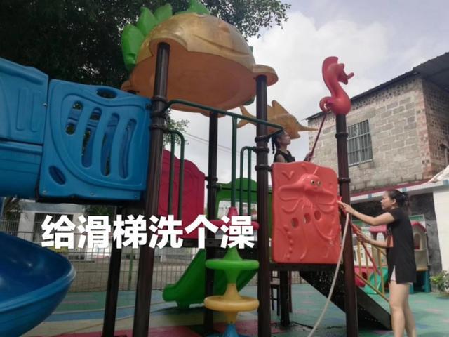 開(kāi)學(xué)前，幼師們給幼兒園大掃除，準(zhǔn)備迎接孩子們?nèi)雸@