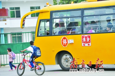 開學季校車安全再次成為市民關(guān)注的焦點。 南方日報記者 梁維春 攝