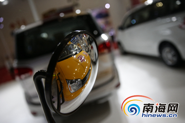 廠家展示的一款校車，配備幼兒座椅等多種安全設施。南海網記者劉洋攝