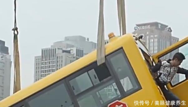 中國制造厲害了！國產校車暴力碰撞實驗，家長看完放心了