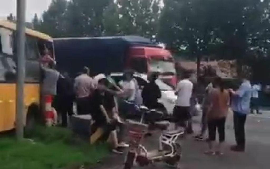 山東淄博一校車被貨車追尾，車上26名學生2人骨折送醫