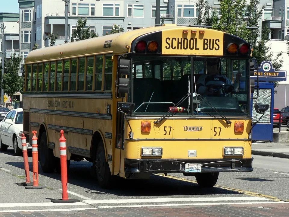 紐約州新規：校車裝攝像頭，無視停車牌拍到罰$250！