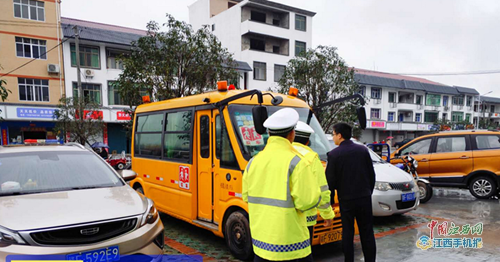 廣昌交警開展校車安全檢查助力學校復學