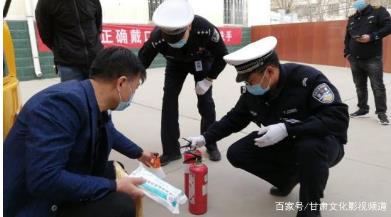 臨近開(kāi)學(xué) 交警進(jìn)學(xué)校為校車“體檢”
