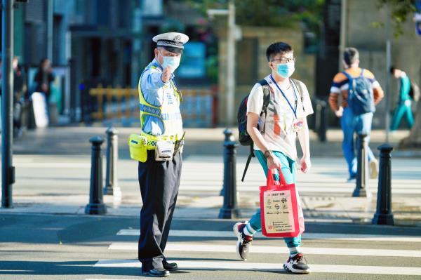 返校首日，廣州交警出動3100余警力全程護(hù)航