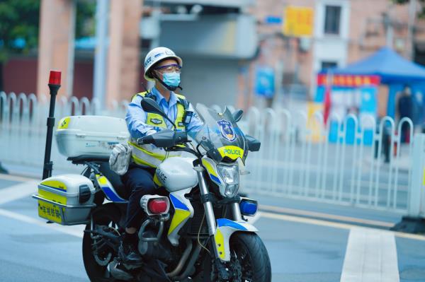 返校首日，廣州交警出動3100余警力全程護(hù)航