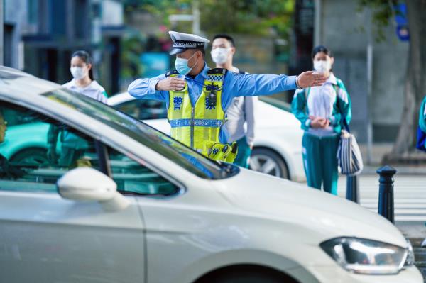 返校首日，廣州交警出動3100余警力全程護(hù)航