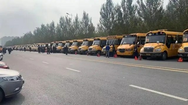 護航上學路 加好安全鎖雙城分局對全區校車進行集中“體檢”