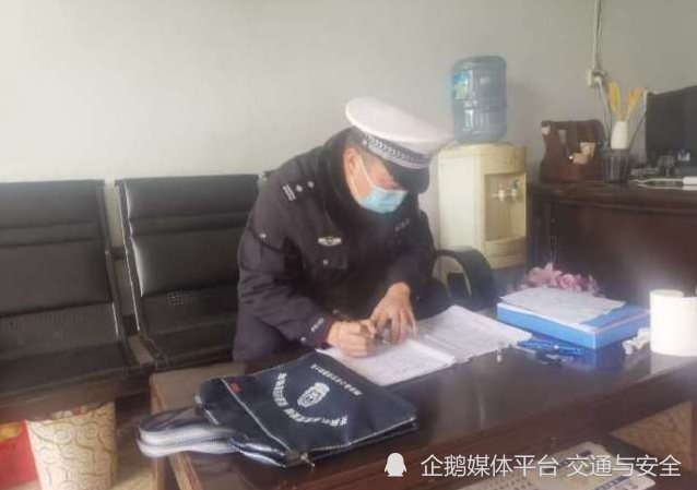 漯河舞陽縣交警大隊(duì)重監(jiān)辦民警開展校車交通安全隨機(jī)抽檢，排查整治校車安全隱患