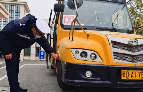 筑牢平安上學(xué)路！荊州交警開(kāi)展校車“大體檢”
