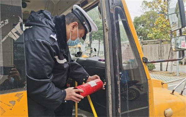筑牢平安上學(xué)路！荊州交警開(kāi)展校車“大體檢”
