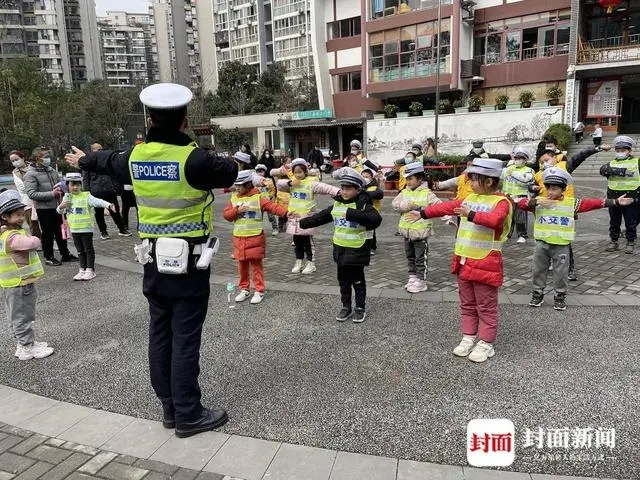 檢查校車安全、上開學前安全課 成都交警護航平安上學路