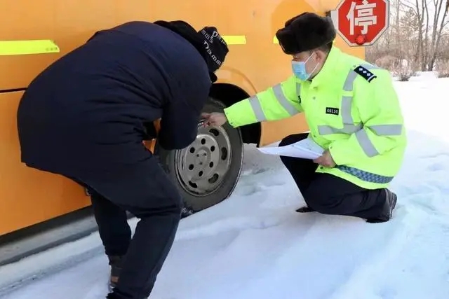 逐一檢查校車安全！大慶市倆單位聯(lián)合開展校車“體檢”