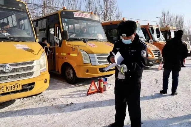 逐一檢查校車安全！大慶市倆單位聯(lián)合開展校車“體檢”