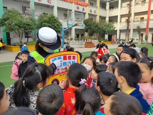 入企業(yè)，進(jìn)學(xué)校 武漢交警多維度開(kāi)展校車大治理