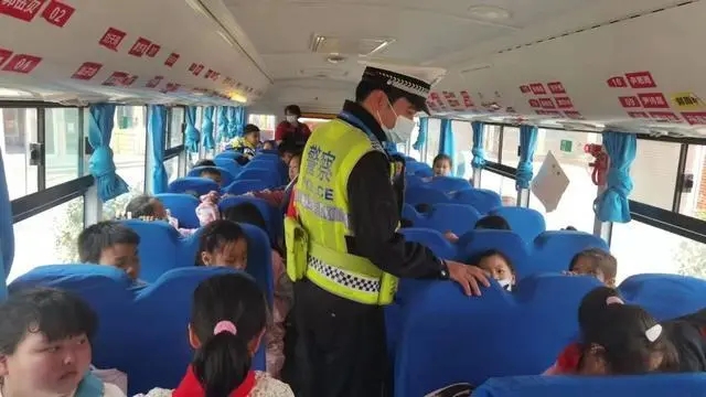 入企業(yè)，進(jìn)學(xué)校 武漢交警多維度開(kāi)展校車大治理