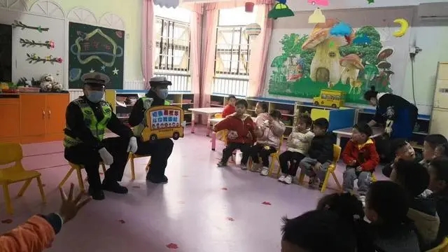 入企業(yè)，進(jìn)學(xué)校 武漢交警多維度開(kāi)展校車大治理