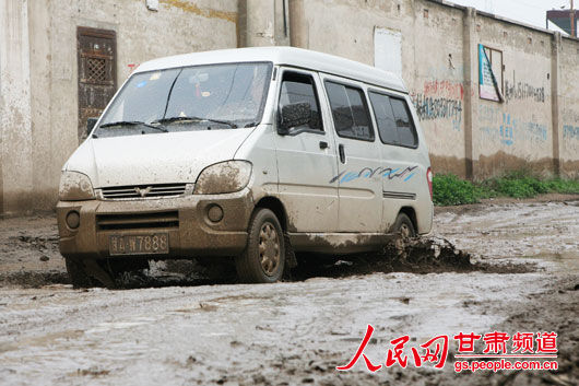 彭家坪鎮一位居民戲稱：“過車就像是跑越野拉力賽?！保步z）