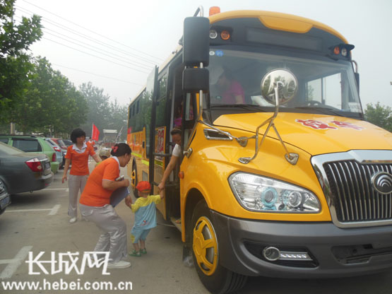 廊坊首輛宇通“大鼻子”校車現(xiàn)身街區(qū)賺足市民眼球