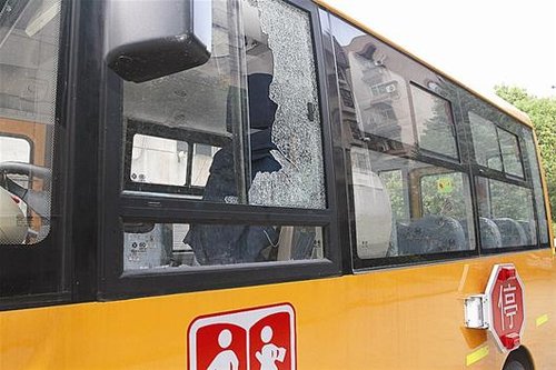 黃石一校車(chē)停室外玻璃爆裂 疑被高溫驕陽(yáng)曬爆
