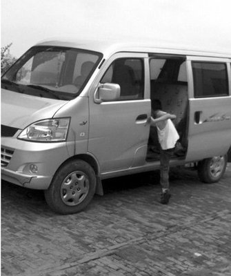 榆林學(xué)校周邊再現(xiàn)黑校車 一學(xué)期4000元接送費(fèi)