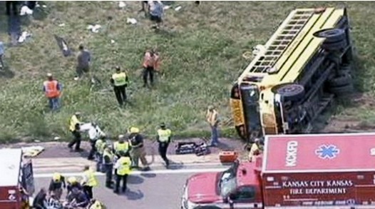 美國一搭載36人校車發生側翻15人被送往醫院