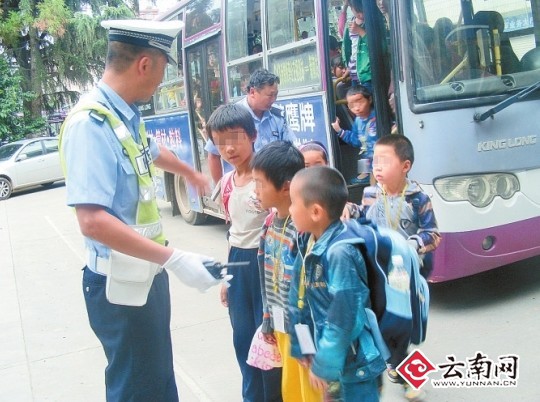 設(shè)計臺詞：乖，按順序下來排好隊。