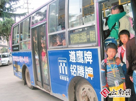 設(shè)計臺詞：娃娃些，你們是咋擠進(jìn)去的呀？ 交警供圖