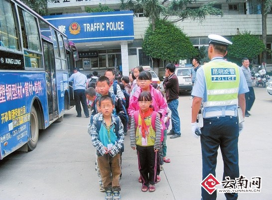 設(shè)計臺詞：核載人數(shù)也就這兩路“縱隊”