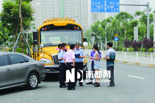 <p>本周一，各中小學(xué)正式開(kāi)學(xué)，為保證各校車(chē)安全，龍華交警在轄區(qū)范圍對(duì)校車(chē)進(jìn)行統(tǒng)一檢查。(互聯(lián)網(wǎng)圖片)<br /></p>