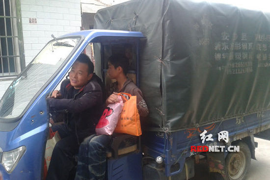 (三輪車違法搭載中小學生。)