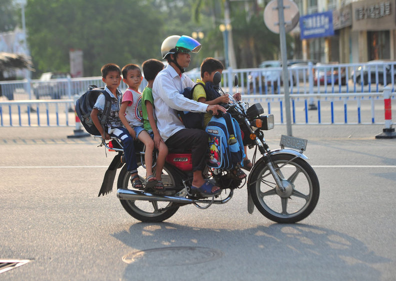 海南三亞“摩的”當校車 一車拉5人