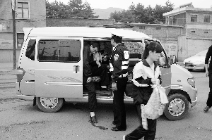 民警查處嚴重超載的“黑校車” 。 本報通訊員 魯東林 記者 師向東 攝