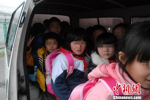 上海查獲一輛嚴(yán)重超載黑校車 核載6人實(shí)載28人(圖)