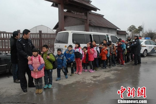 上海查獲一輛嚴(yán)重超載黑校車 核載6人實(shí)載28人(圖)