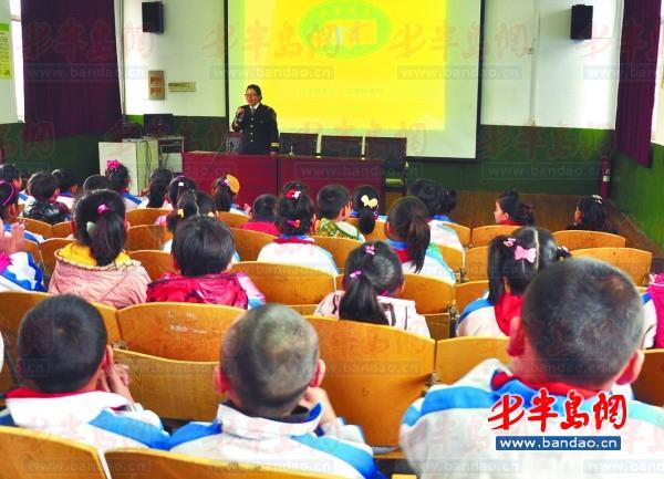 3月25日，校車照管員馬婷婷利用多媒體設(shè)備為師生們講解乘車安全。