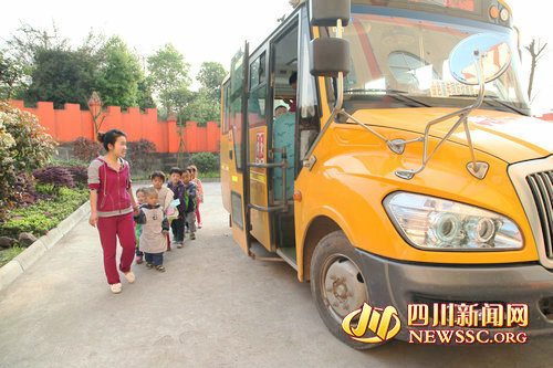 四川：瀘州：農村留守兒童坐上“大鼻子”校車