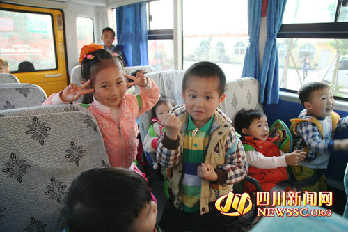 四川：瀘州：農村留守兒童坐上“大鼻子”校車