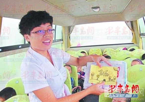 ▲校車隨車照管員劉芳展示她收到的教師節(jié)禮物