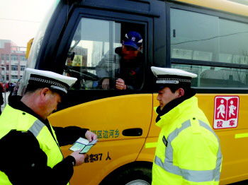 臨淄交警大隊(duì)排查校車安全